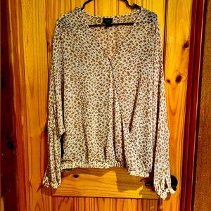 daytrip tan & white shear blouse XL
Purchased at Buckle